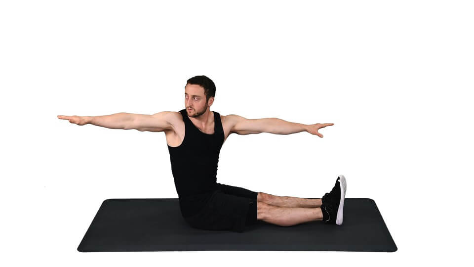 Para lograr fortalecer la cintura con ejercicios de Pilates, debes sentarte con la espalda recta, brazos estirados y piernas abiertas.