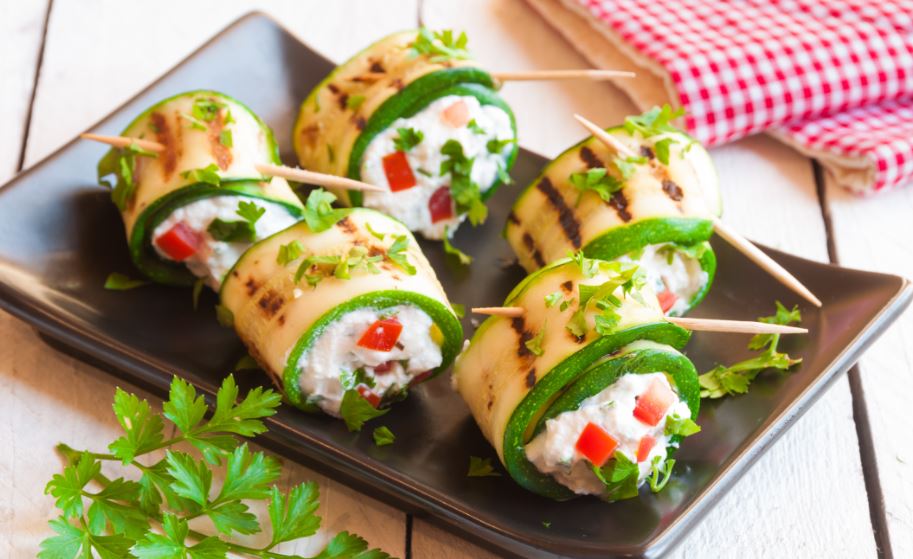 Tapa de rollitos de calabacín con queso.
