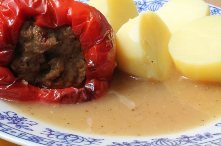 Tomate relleno de carne picada y patatas.