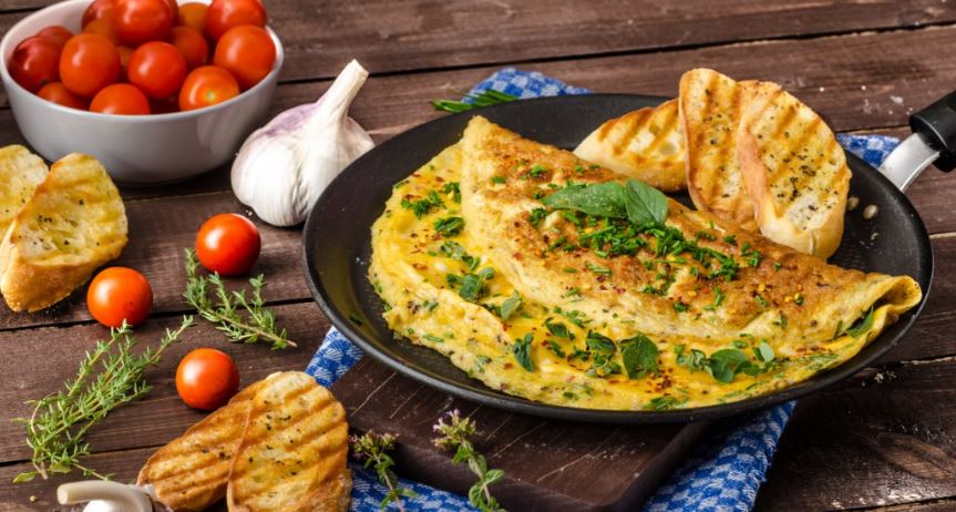 Tortilla de espinacas con tomate y pan.