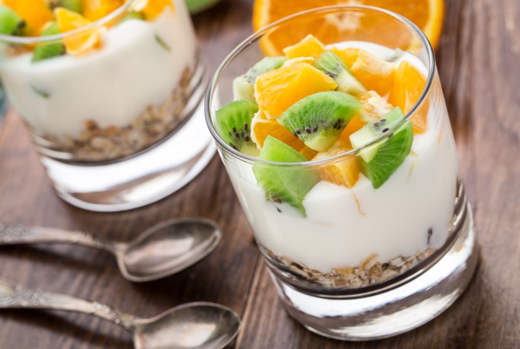 Si eres de los que cenas poco pero aun así necesitas meter algo en el cuerpo antes de ir a dormir, un yogur con frutas y algunos cereales puede ser una cena ideal.