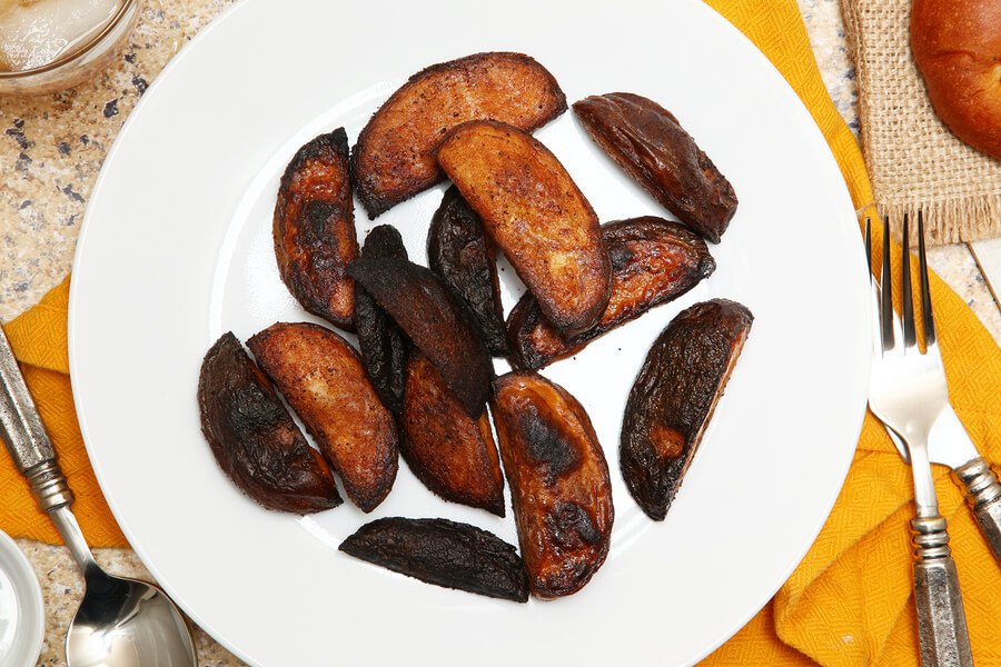 La acrilamida puede formarse durante el proceso de cocción a altas temperaturas de algunos alimentos ricos en carbohidratos.