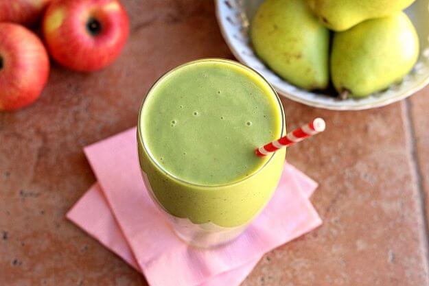 Este batido de manzana y pera aporta fibra y nutrientes, ayuda a perder peso y a controlar los niveles de colesterol.