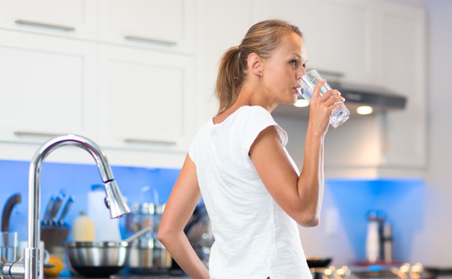 El agua debería estar siempre en el primer lugar de la lista de líquidos que una persona ingiere cotidianamente. 