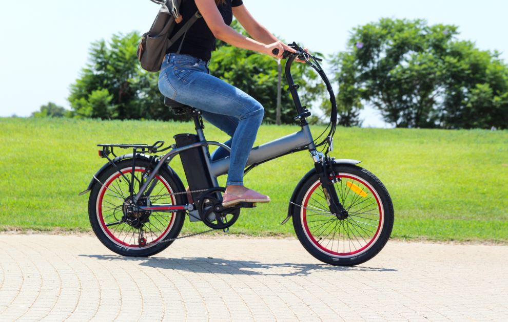 Básicamente, una bicicleta eléctrica es una bici normal pero con un motor incorporado.