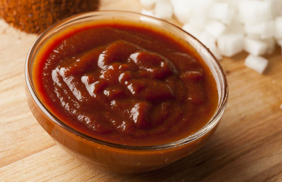 Bol de salsa barbacoa.