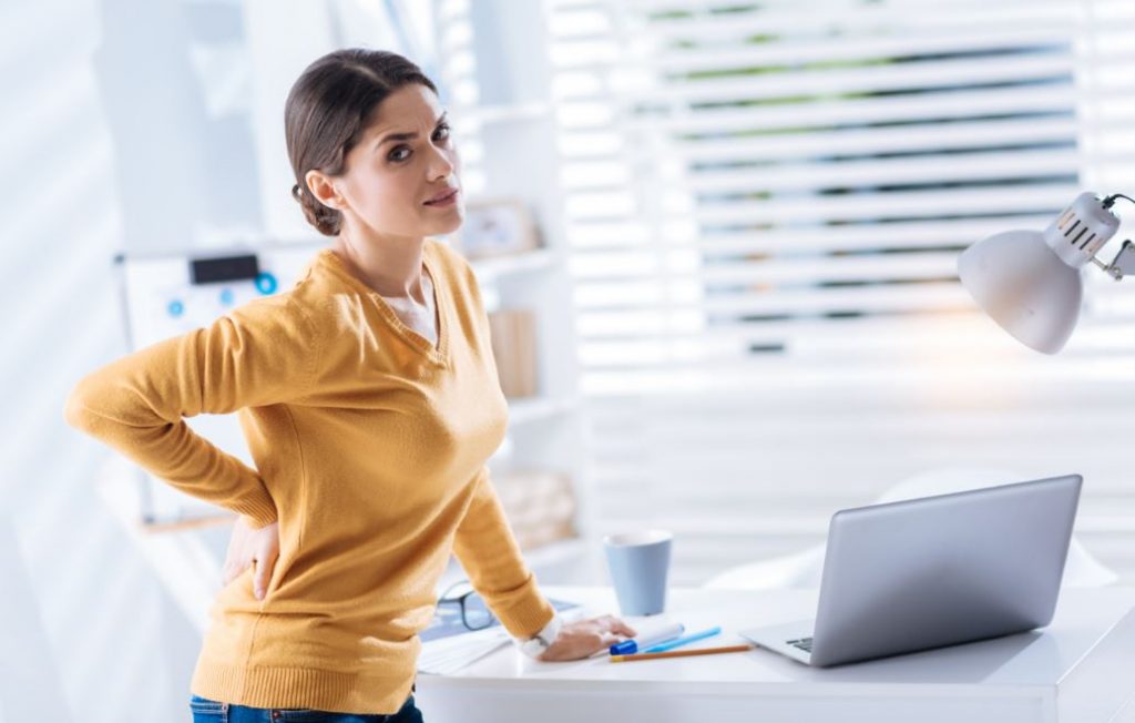 Chica con dolor en las lumbares.