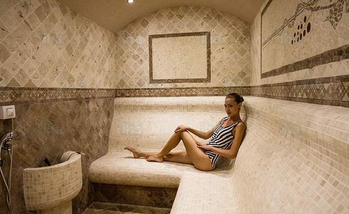 Chica relajada en un baño turco.