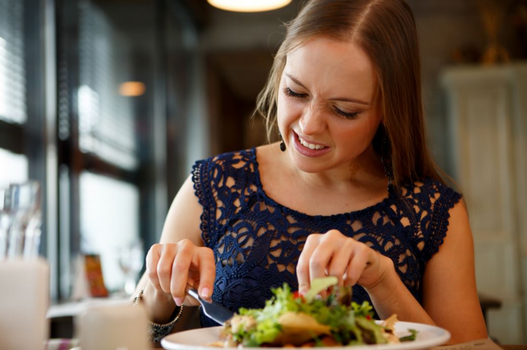 Chica siguiendo dieta descompensada.