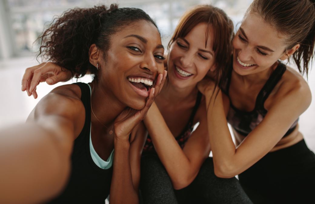 Chicas riendo después de hacer ejercicio.