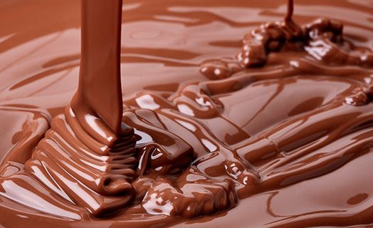 Chocolate derretido cayendo.