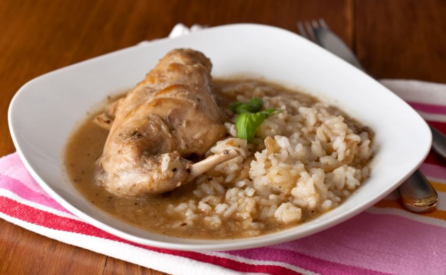 Conejo con arroz.
