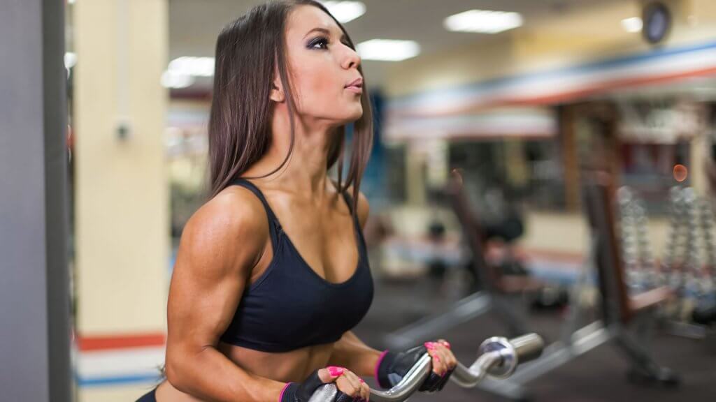 Al hacer curl de bíceps, haz despacio la torsión para evitar lesiones o dolor.