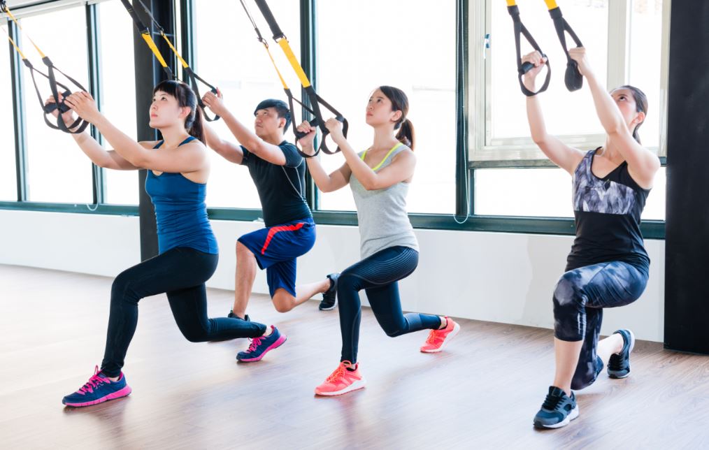 Ejercicio de TRX, sentadilla con salto.