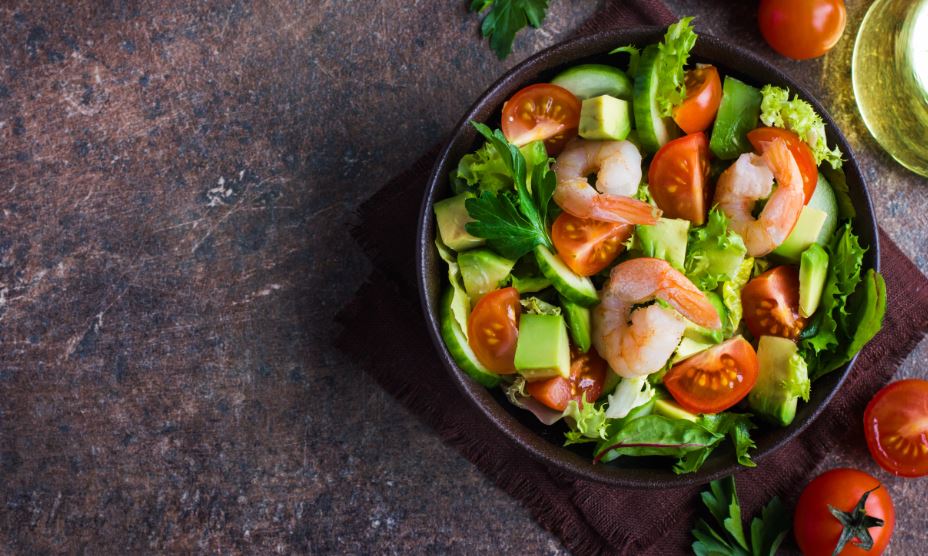 Ensalada de aguacate y gambas, un combo con gran variedad de nutrientes.