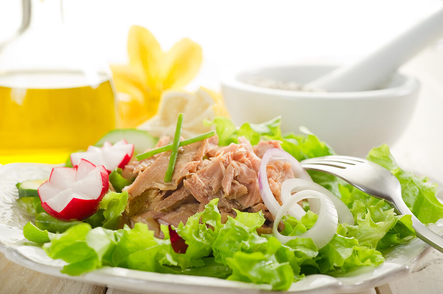 La ensalada de atún es un plato saciante y nutritivo.