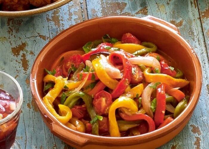 El nombre escalivada proviene del catalán y significa asar, la receta es simplemente eso, verduras asadas. 