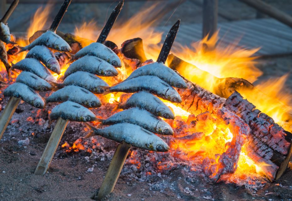 Para cocinar el espeto de sardinas, para cocinarlo se inserta el pescado en unas cañas y se coloca al lado del fuego.