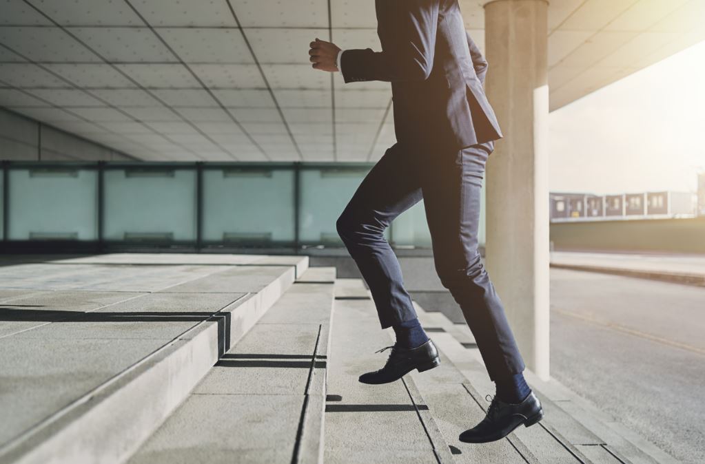 Ir por las escaleras para hacer deporte en el trabajo.