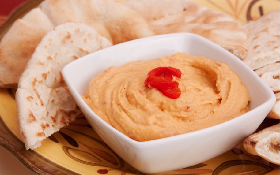 La receta de humus con pimiento rojo es muy parecida a las recetas de humus tradicionales.