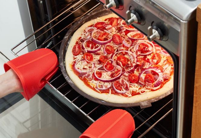 Meter la pizza a hornear es el paso final antes de poder degustarla.