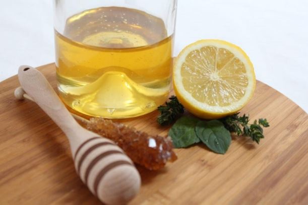 Miel y limón como aditivos de origen natural.