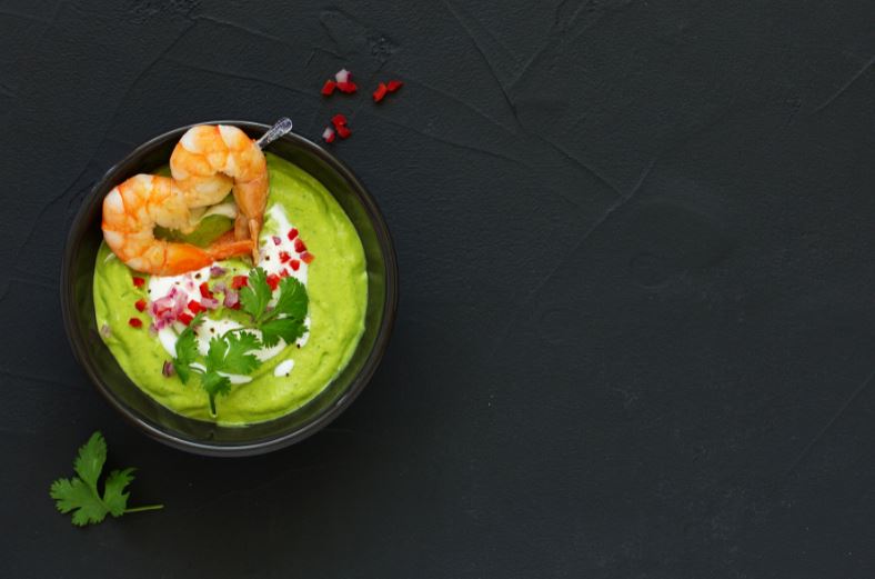 Mousse de aguacate y gambas.
