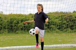 ¿Qué músculos usamos al patear un balón?