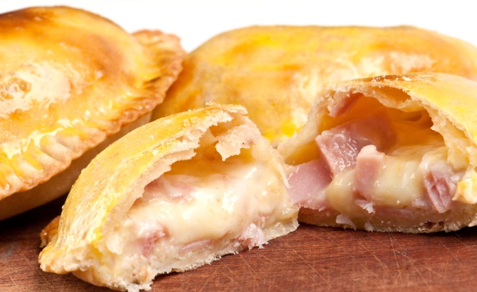 La napolitana de jamón y queso es otra receta de bollería fitness que tener en cuenta.