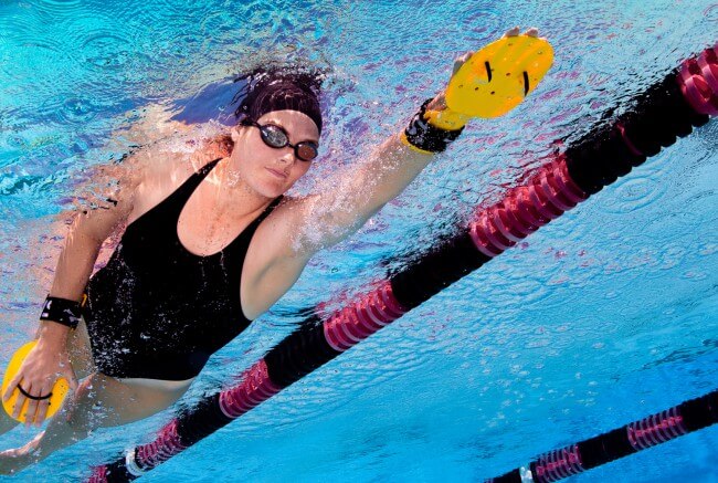 Las paletas agregan fuerza a la brazada.