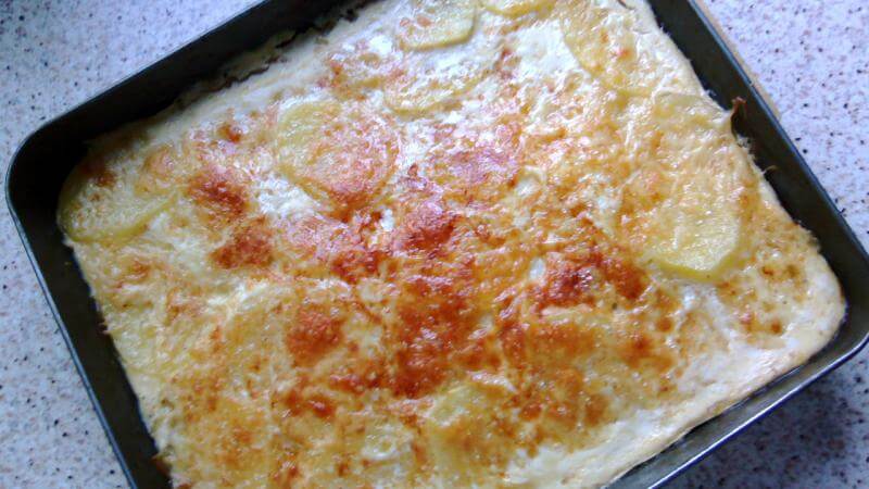 El pastel de patatas con queso se puede consumir tanto frío como caliente, a modo de entrante o de primer plato.