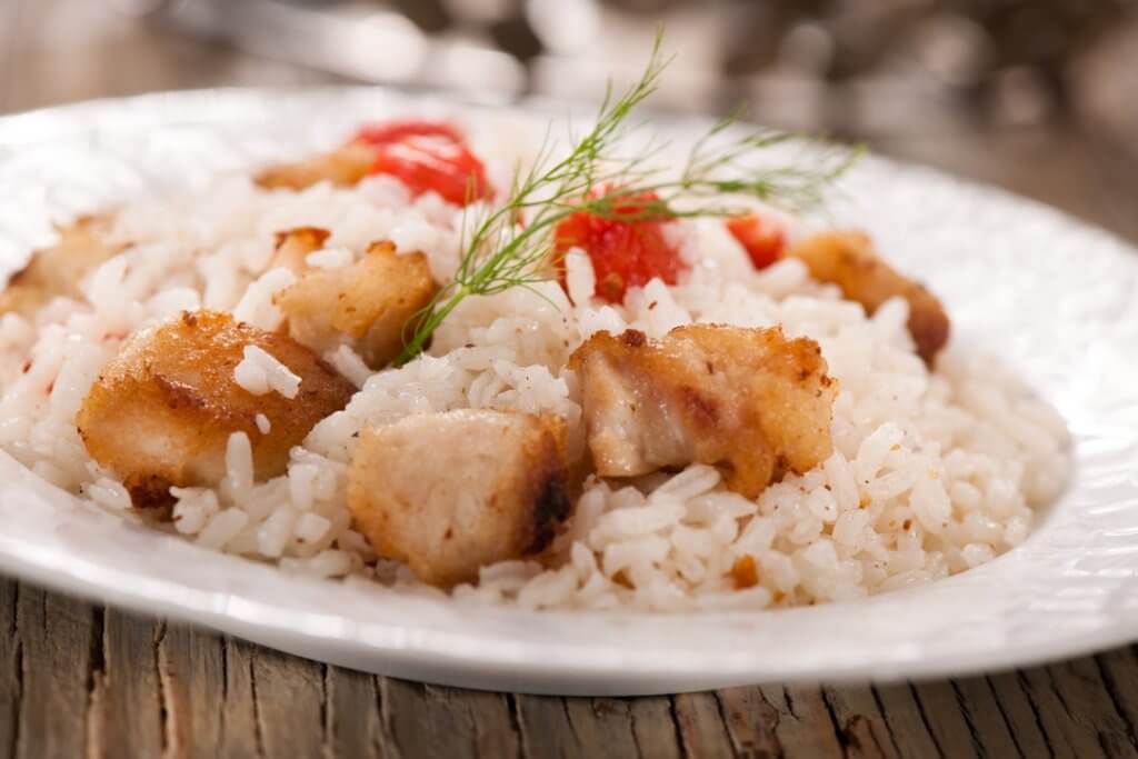 Pescado y arroz son una gran combinación.