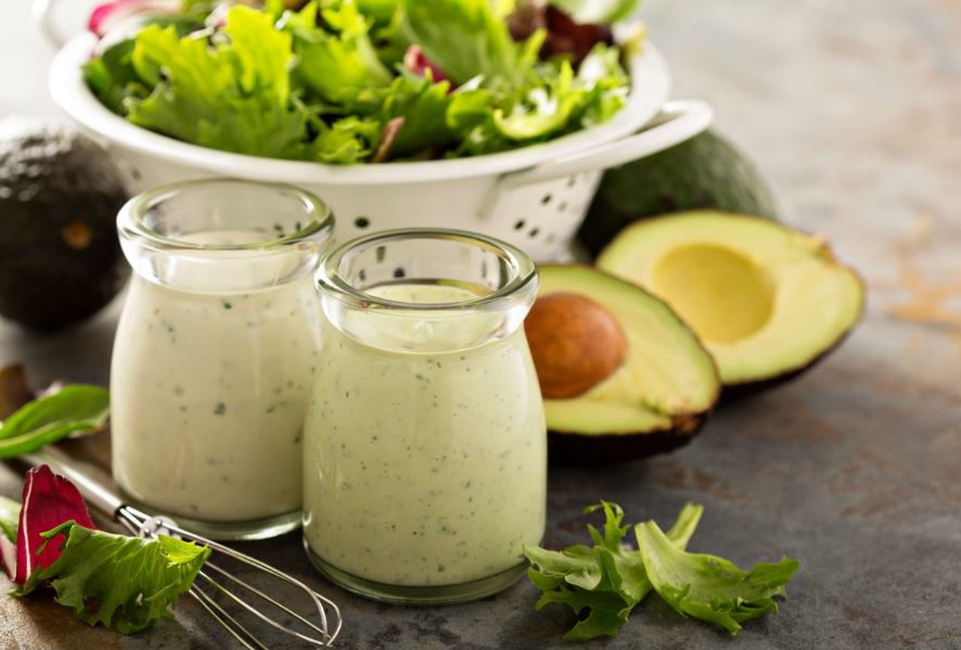 Preparar salsa de aguacate y yogur.