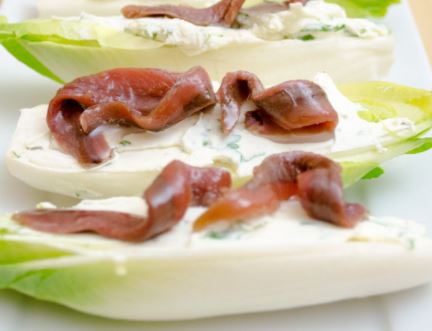 Receta con endivias, anchoas y queso.
