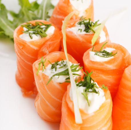 Rollitos de salmón.