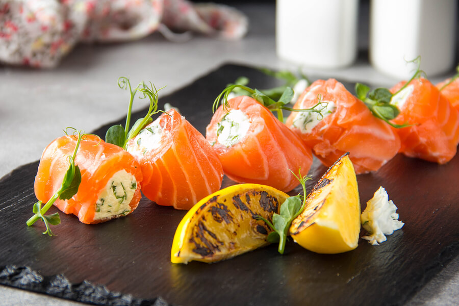 Bastan unos pocos pasos para hacer rollos de salmón con queso.