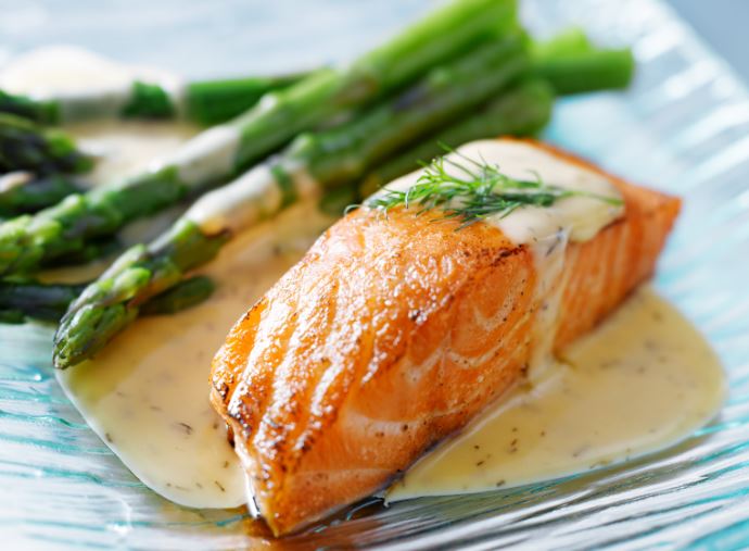 Salmón con espárragos trigueros.