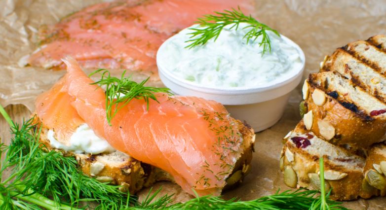 Salmón y salsa griega de yogur.