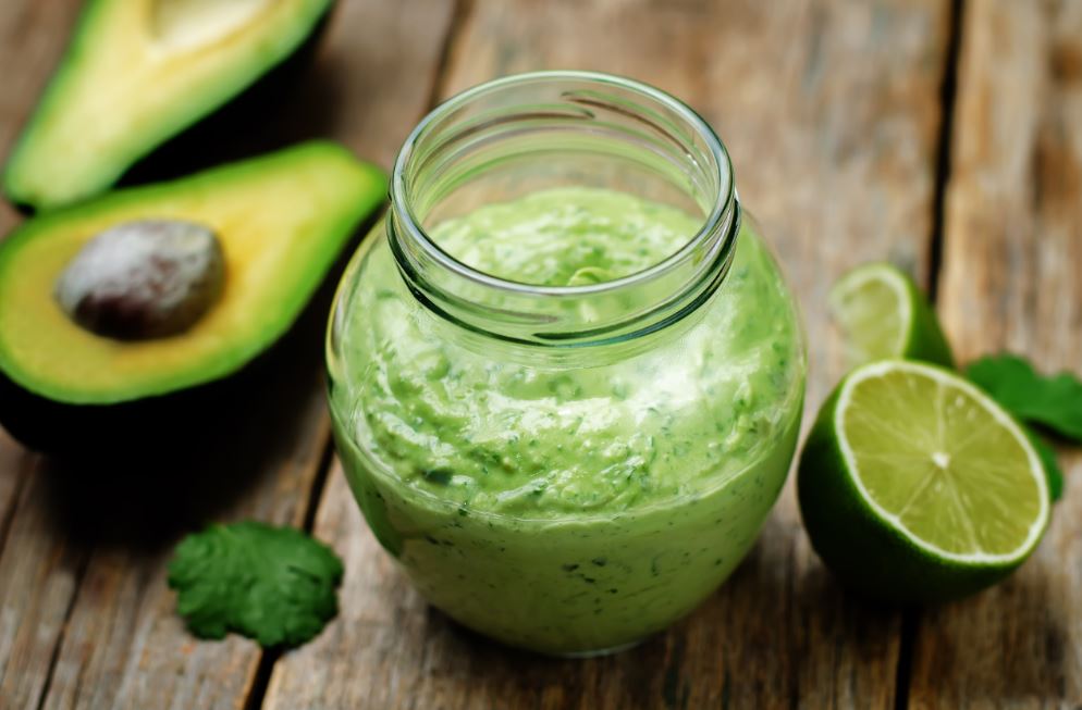 La salsa de auacate y yogur es tanto rica como nutritiva.
