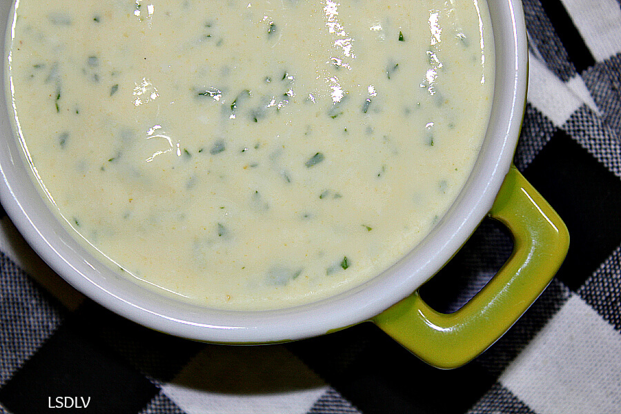 La salsa de yogur y mostaza, con su peculiar sabor, es la favorita de muchas personas.