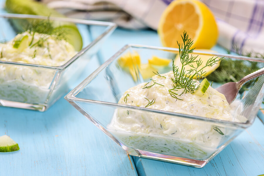 La salsa de eneldo y yogur es una variación de la receta original.