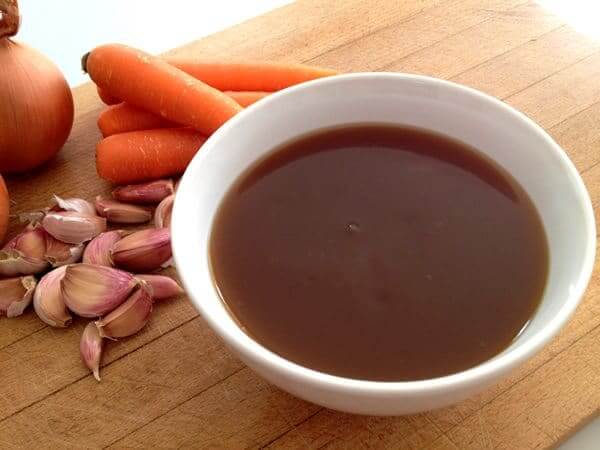 La salsa española contiene muchas especias y verduras deliciosas.