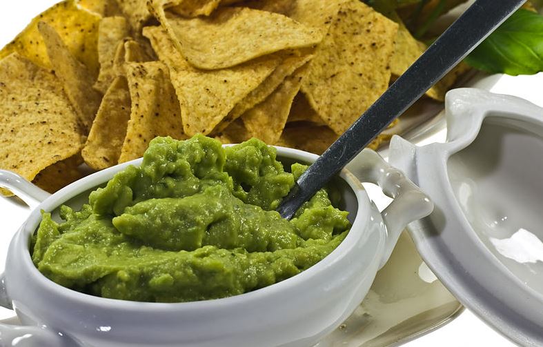 Salsa de guacamole con nachos.