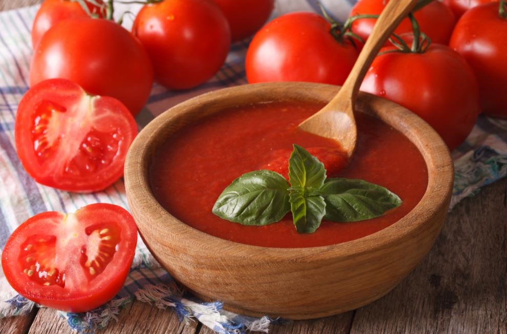 La de tomate y albahaca es una salsa imprescindible en pizzas, guisos y en gran cantidad de platos de pastas.