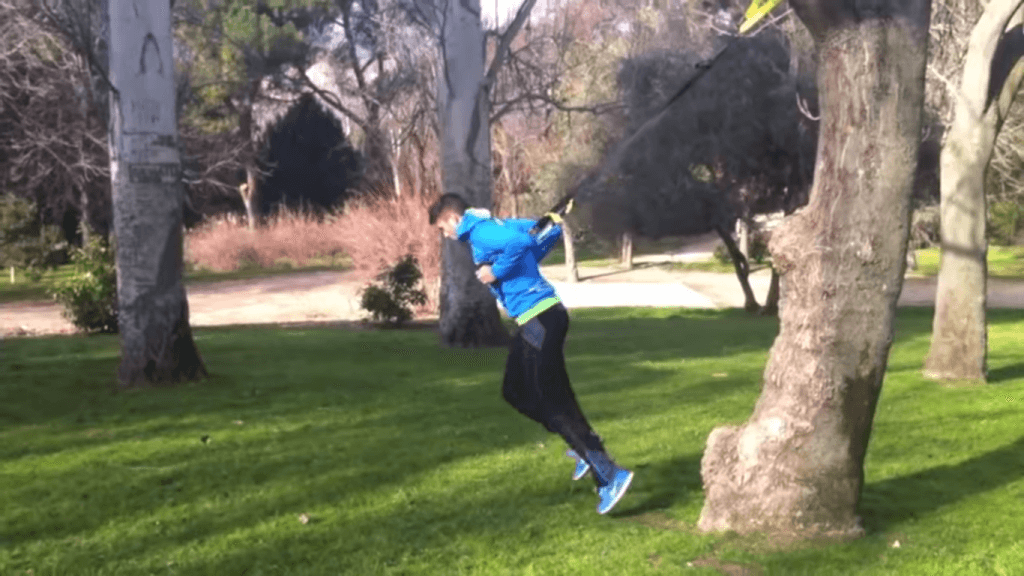 El skipping con trx es un ejercicio con el que se trabajan muchos músculos simultáneamente.