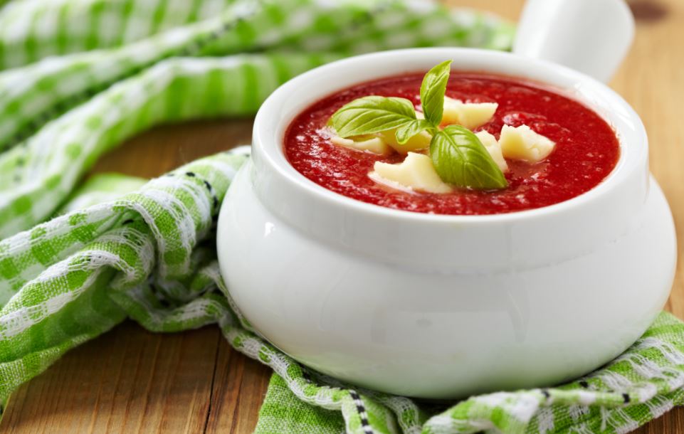 Sopa de tomate y queso.