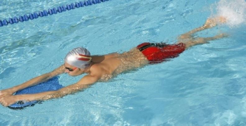 La tabla es un accesorio imprescindible cuando se quiere mejorar los entrenamientos de natación, especialmente para competición.