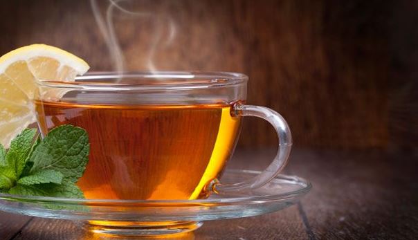Taza de té con limón y menta.