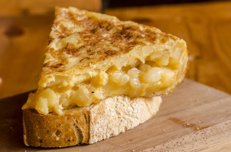 La tortilla de patata tradicional, una comida con muchas propiedades.