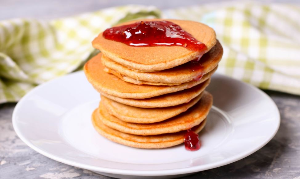 Podemos preparar tortitas sanas con avena y plátano, entre muchas otras opciones.